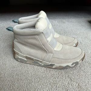 Sorel beige camo booties